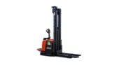 Stacker Elétrico JAC CDDK20 6M com capacidade de 2.000kg e elevação até 6 metros